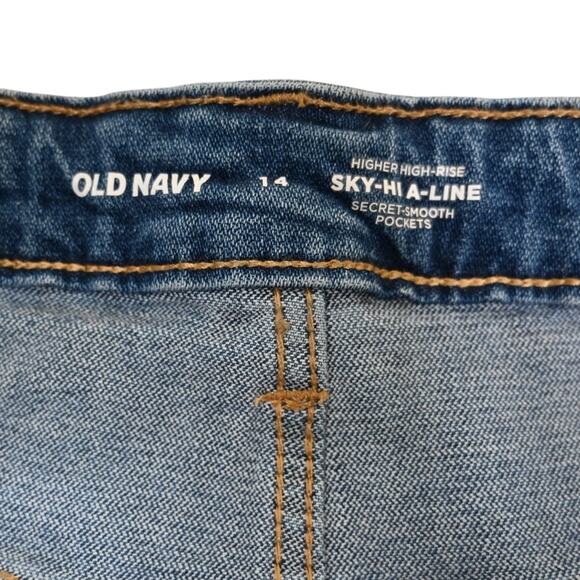 Old Navy Women's 14 Higher High-Rise Sky-Hi A-Line Short - Picture 8 of 9